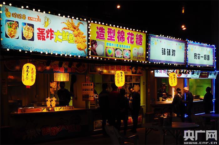 武汉之夜璀璨夺目：夜市美食、多彩娱乐与现代古典交融的迷人夜景