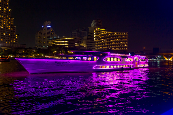 武汉夜生活：探寻璀璨江滩夜景，感受宁静与欢愉