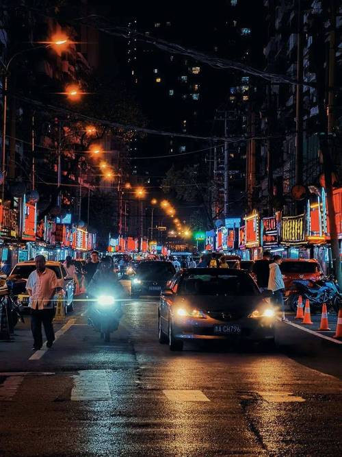 武汉夜晚的绚丽画卷：夜景、夜市与夜场娱乐的独特魅力