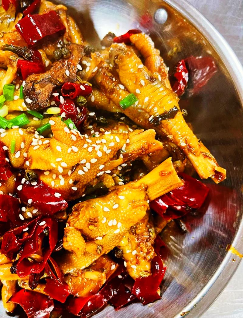 探索武汉美食与休闲之旅：品味热干面、鸭脖与武昌鱼的独特魅力