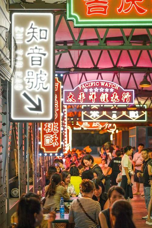 武汉夜晚网络：探索多样娱乐、美食与文化，体验都市夜生活魅力