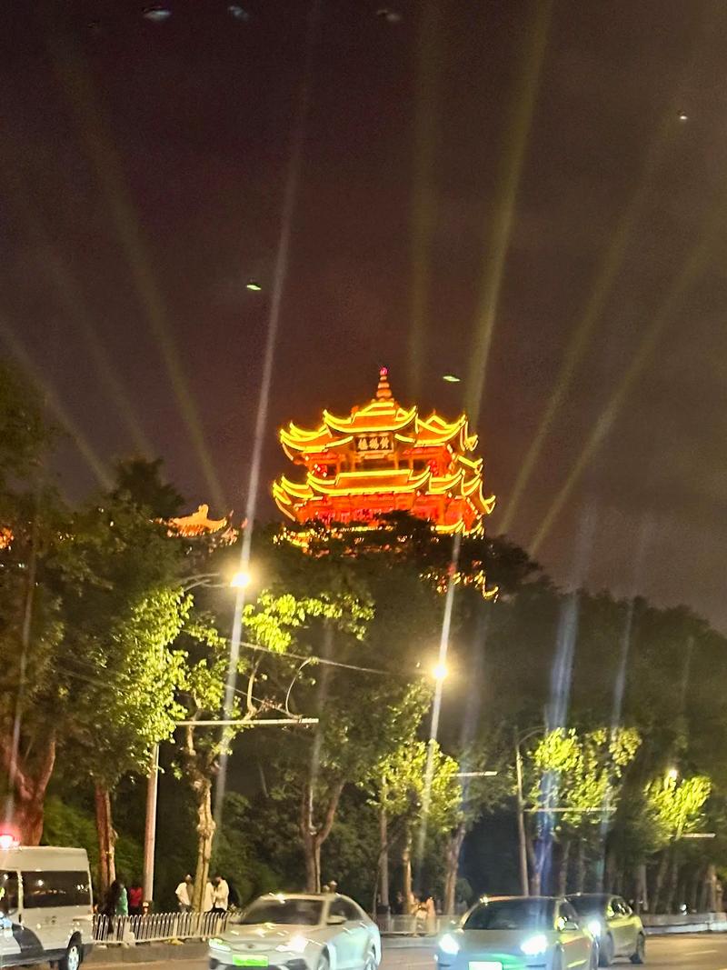 探索武汉夜网：美食、娱乐与夜景交织的独特夜晚体验