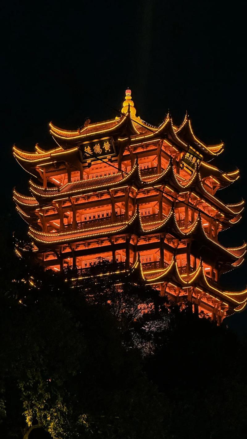 武汉黄鹤楼：历史文化与自然美景的完美结合，夜游黄鹤楼感受人间仙境