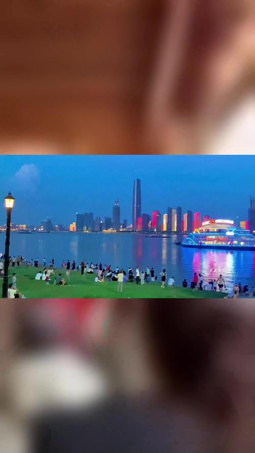 武汉夜生活丰富多彩，特色夜网及热闹汉口江滩等你来探索