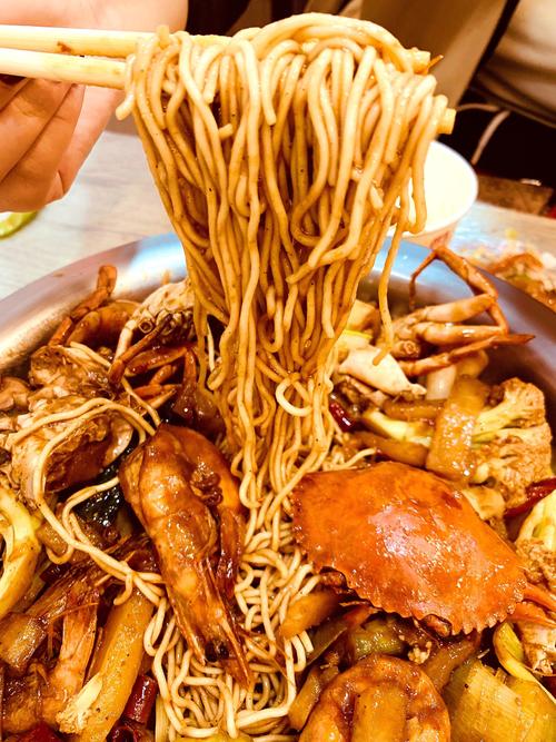 武汉夜晚美食探秘：热干面、鸭脖与油焖大虾的独特魅力