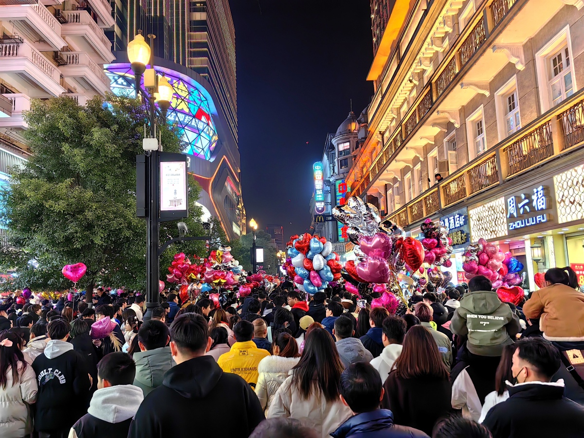 武汉夜色下的美食与景点之旅：游客全知道